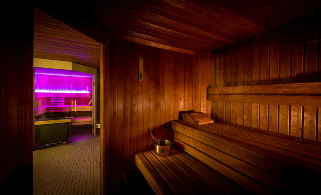 Saunabereich - Blick aus der finnischen Sauna auf die Biosauna
